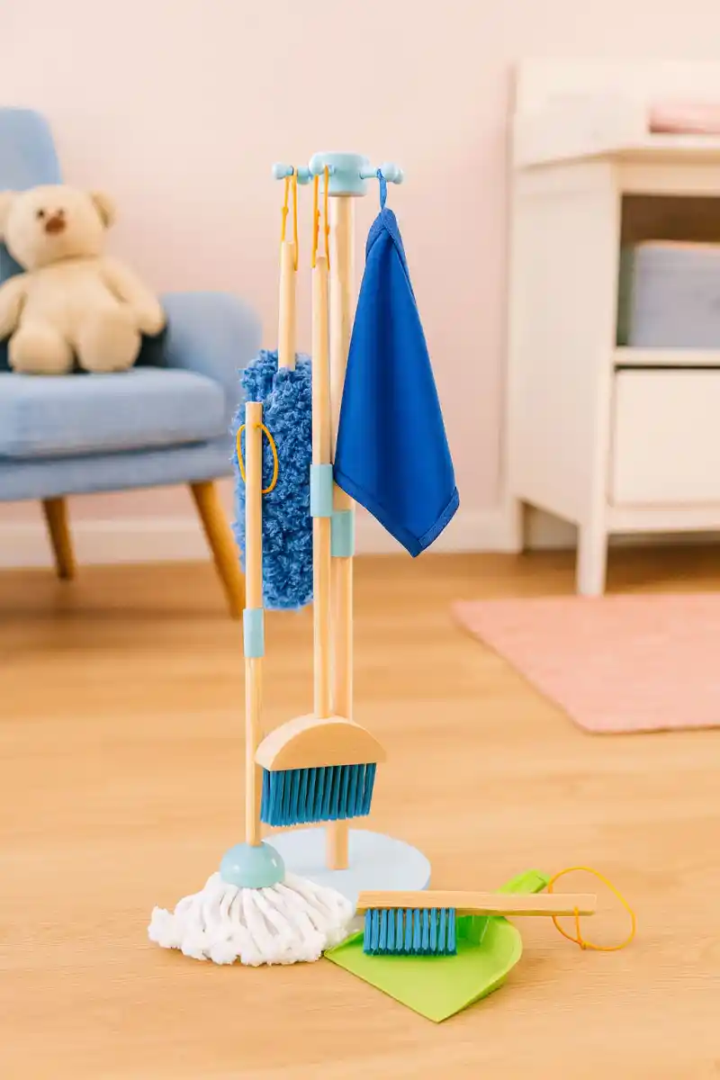 Drewniany zestaw do sprzątania dla dzieci mop zmiotka z szufelką 7 elementów ECOTOYS - obrazek 4
